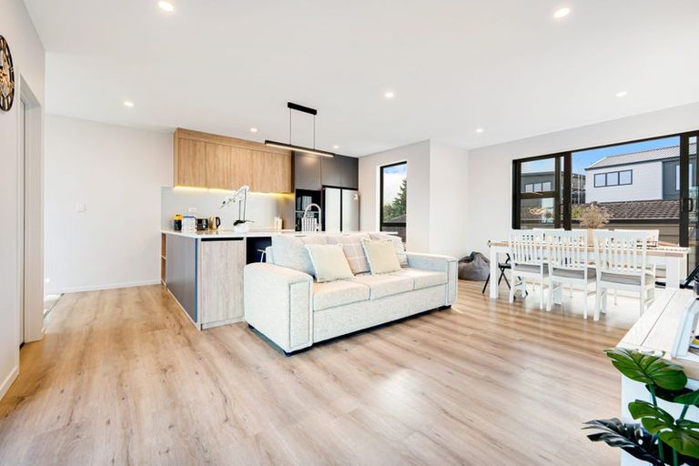 Photo of property in 7c Catalina Crescent, Forrest Hill, Auckland, 0620