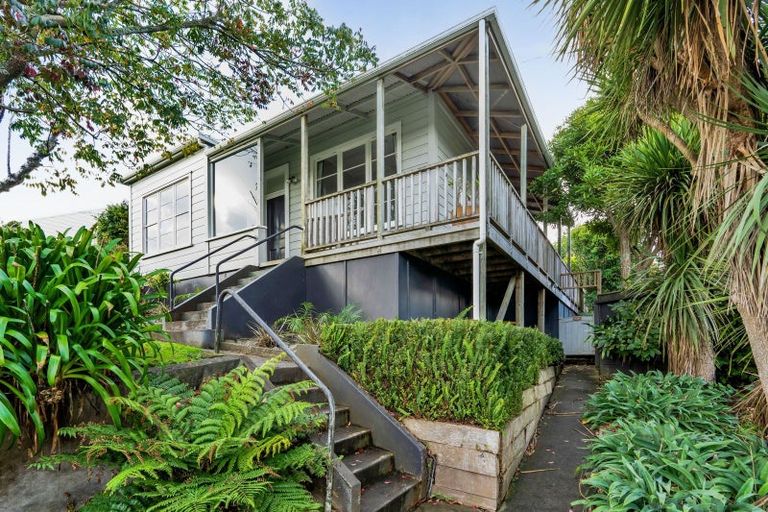 Photo of property in 35 Belt Road, Moturoa, New Plymouth, 4310