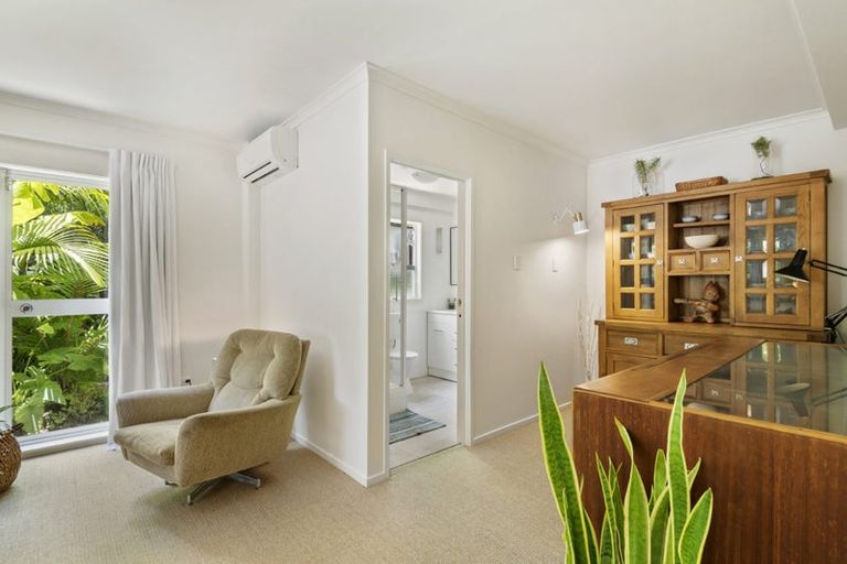 Photo of property in 10 Lyons Avenue, Murrays Bay, Auckland, 0630