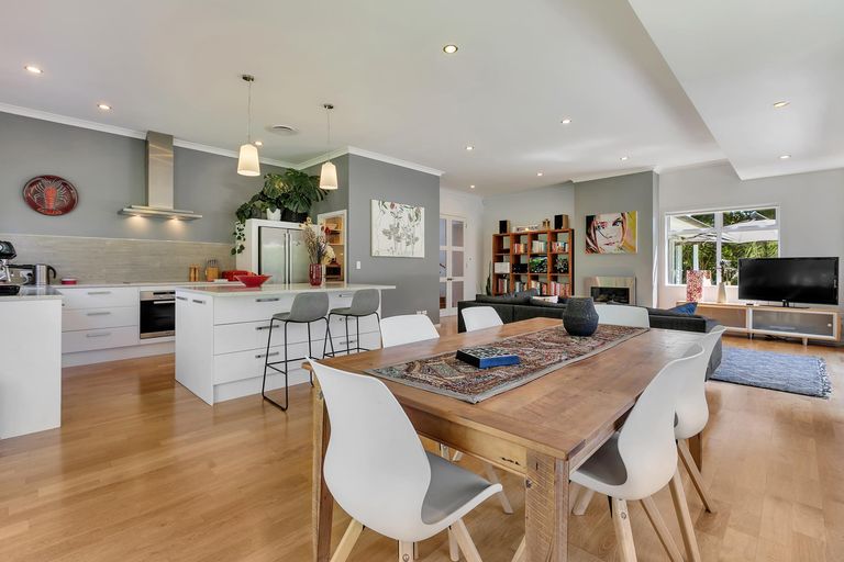 Photo of property in 42 Landing Road, Titirangi, Auckland, 0604