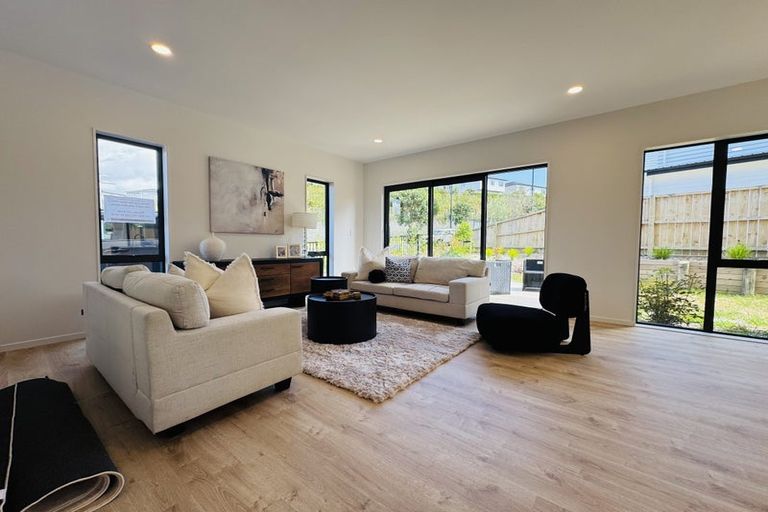 Photo of property in 72 Arran Drive, Orewa, 0931