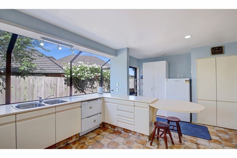 Photo of property in 30 Derenzy Place, Avonhead, Christchurch, 8042