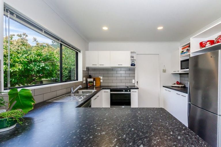 Photo of property in 6 Hemi Street, Waikanae, 5036