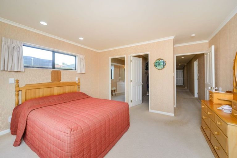 Photo of property in 27 Rosebank Avenue, Kelvin Grove, Palmerston North, 4414