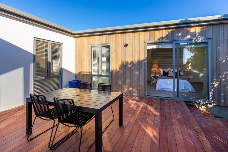 Photo of property in 10 Hilltop Lane, Mount Pleasant, Christchurch, 8081