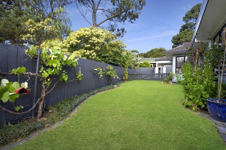 Photo of property in 9 Wyatt Place, Glendene, Auckland, 0602