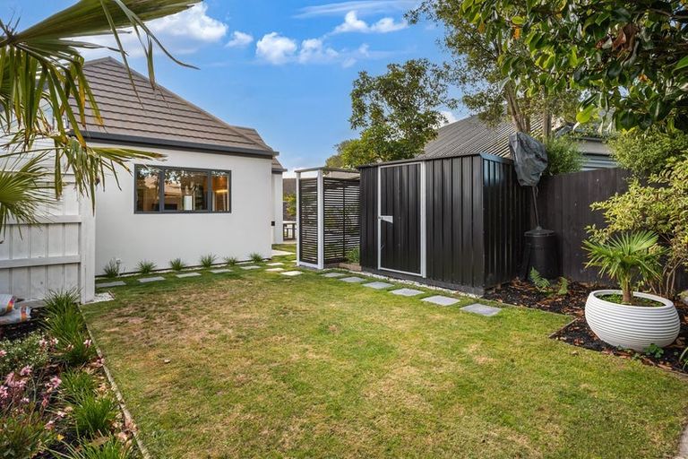 Photo of property in 3 Fieldmoor Place, Parklands, Christchurch, 8083