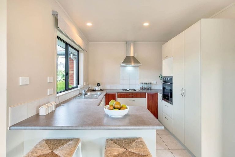 Photo of property in 30 Zefiro Drive, Massey, Auckland, 0614