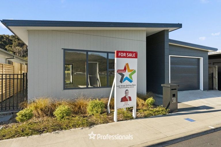 Photo of property in 38 Harry Martin Lane, Wainuiomata, Lower Hutt, 5014