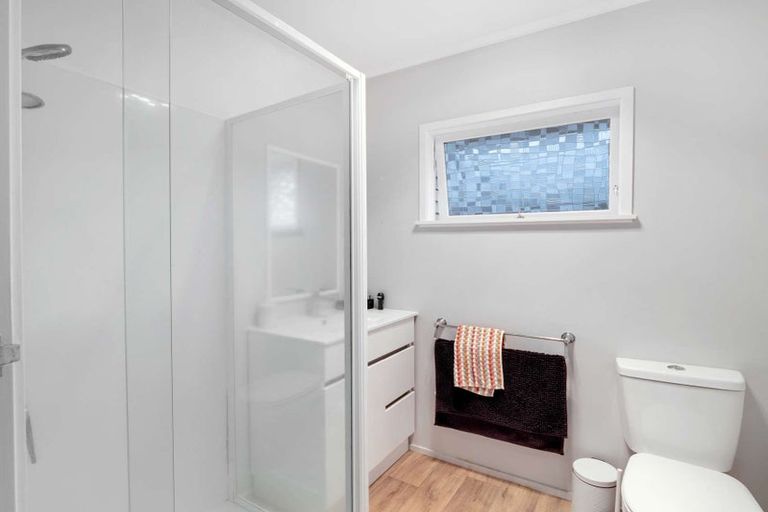 Photo of property in 2/8 Wykeham Place, Glenfield, Auckland, 0629