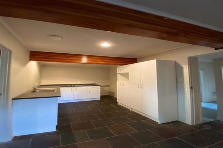 Photo of property in 2/96 Sunset Road, Unsworth Heights, Auckland, 0632