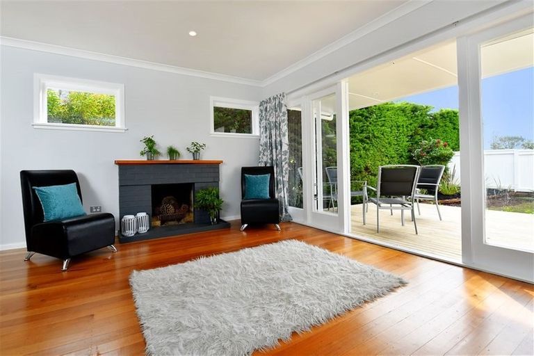 Photo of property in 2/284 East Coast Road, Forrest Hill, Auckland, 0620