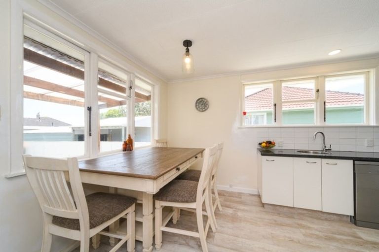 Photo of property in 3 Bristol Crescent, Roslyn, Palmerston North, 4414