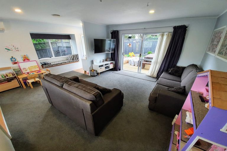 Photo of property in 2/30 Witheford Drive, Bayview, Auckland, 0629