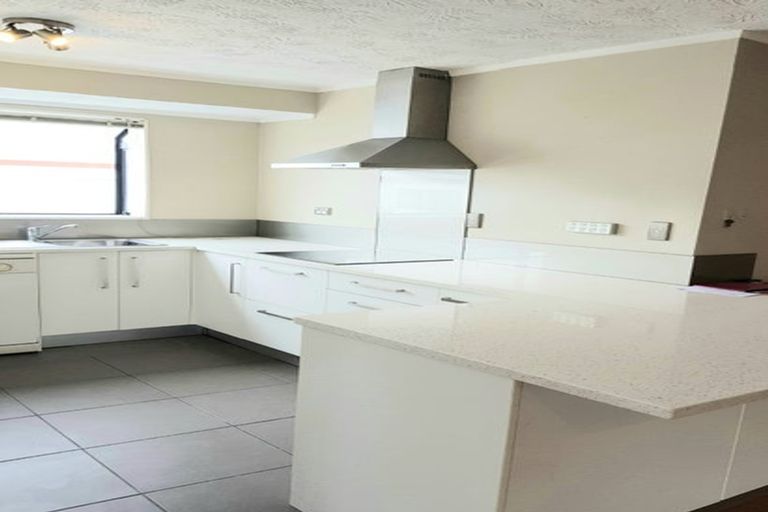 Photo of property in 2/44 Darren Crescent, Half Moon Bay, Auckland, 2012