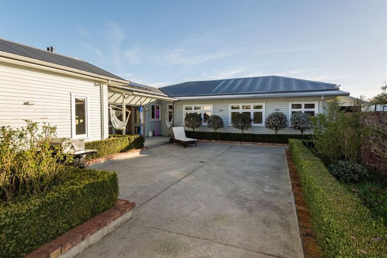 Photo of property in 17 Saint Andrews Square, Strowan, Christchurch, 8052