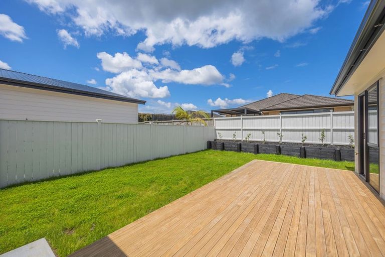 Photo of property in 14 Madden Avenue, Kumeu, 0810