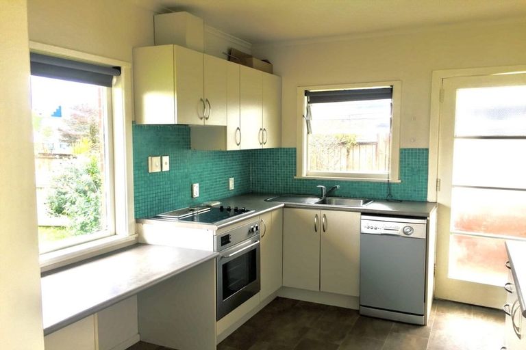 Photo of property in 136 Onewa Road, Northcote, Auckland, 0627