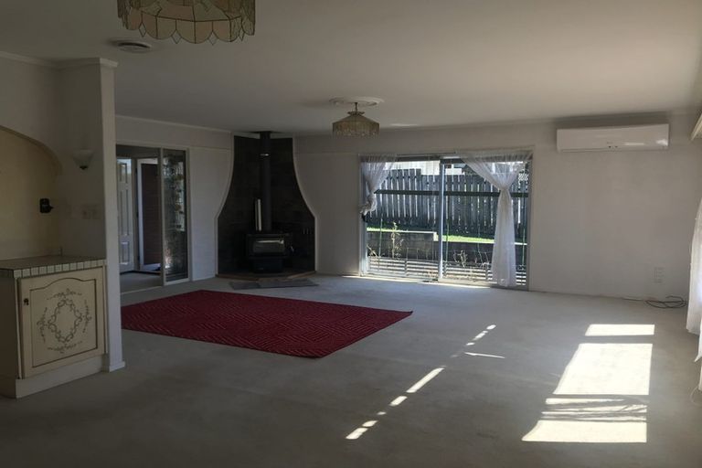 Photo of property in 6 Birdie Place, Red Beach, 0932