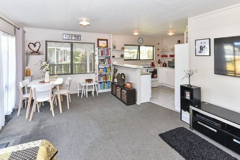 Photo of property in 17a Leaming Place, Clarks Beach, 2122