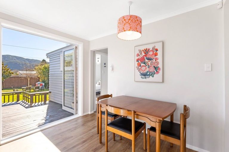 Photo of property in 32 Heretaunga Square, Silverstream, Upper Hutt, 5019