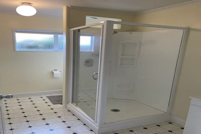 Photo of property in 2/24 Cherub Place, West Harbour, Auckland, 0618