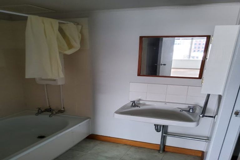 Photo of property in Churchill Flats, 213 The Terrace, Wellington Central, Wellington, 6011
