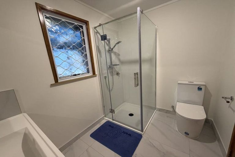 Photo of property in 12 Verena Place, Green Bay, Auckland, 0604