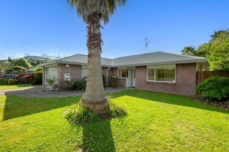 Photo of property in 16 Capricorn Place, Kawaha Point, Rotorua, 3010