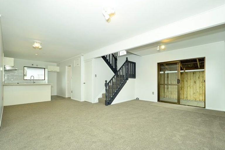 Photo of property in 12 Midgley Road, West Harbour, Auckland, 0618
