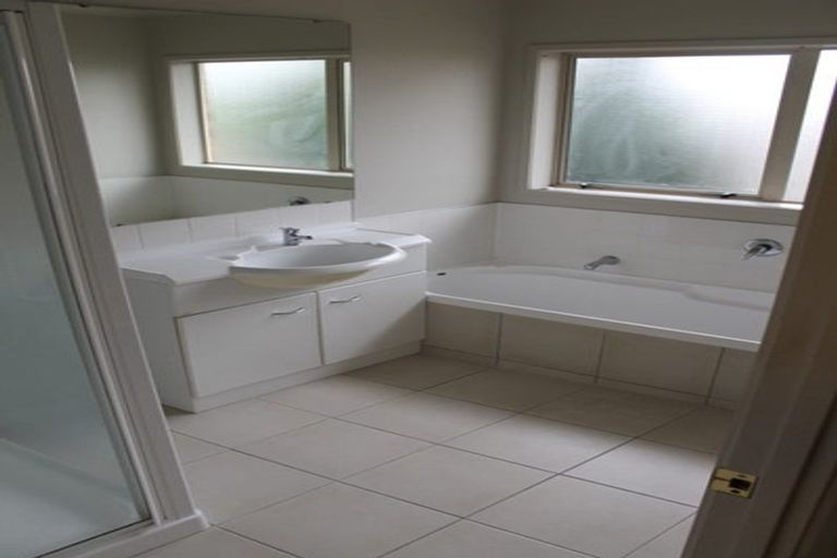 Photo of property in 14 Fitchburg Place, Mangere, Auckland, 2022