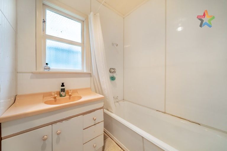 Photo of property in 385 Stokes Valley Road, Stokes Valley, Lower Hutt, 5019