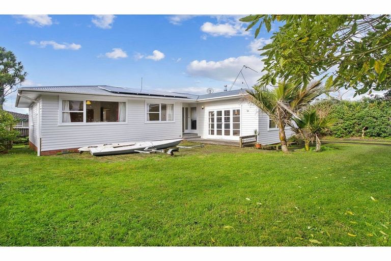 Photo of property in 3 Ngatoa Place, Glenfield, Auckland, 0629