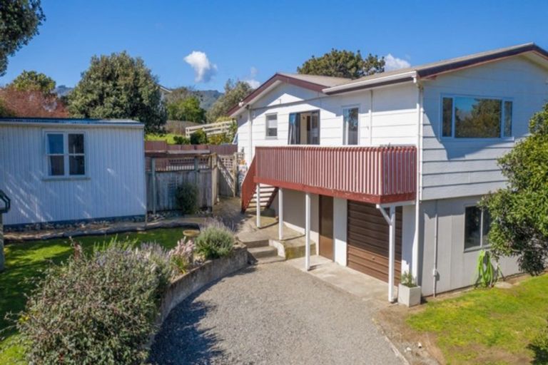 Photo of property in 3 Freyberg Crescent, Waikanae Beach, Waikanae, 5036