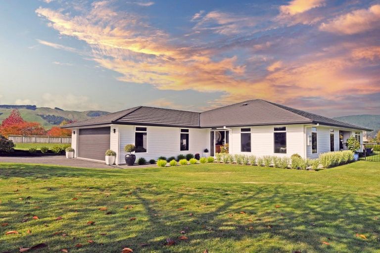 Photo of property in 19 Montgomery Crescent, Kinloch, Taupo, 3377