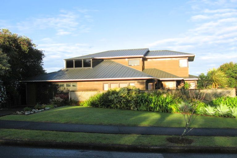 Photo of property in 10 Hurstbourn Priors, Goodwood Heights, Auckland, 2105