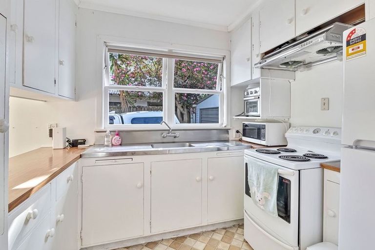 Photo of property in 49 Totaravale Drive, Totara Vale, Auckland, 0629