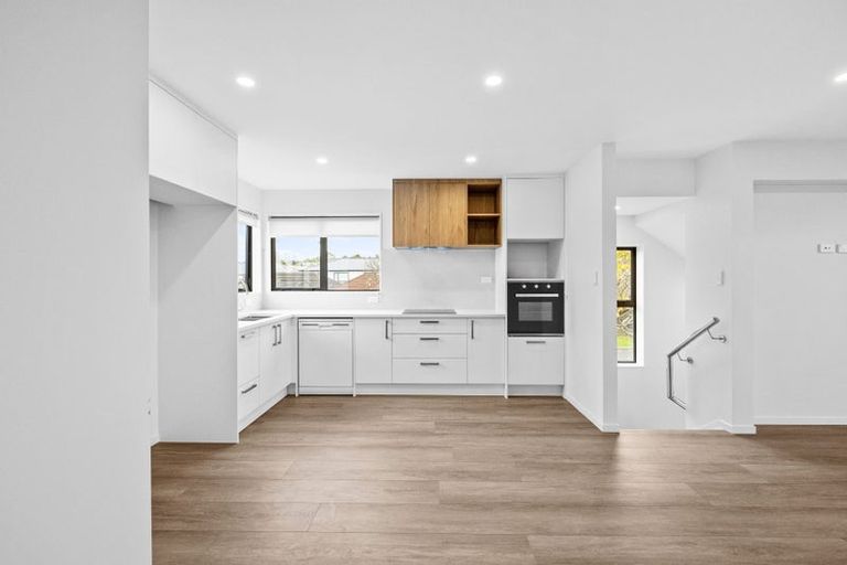 Photo of property in 16 Gossamer Drive, Pakuranga Heights, Auckland, 2010