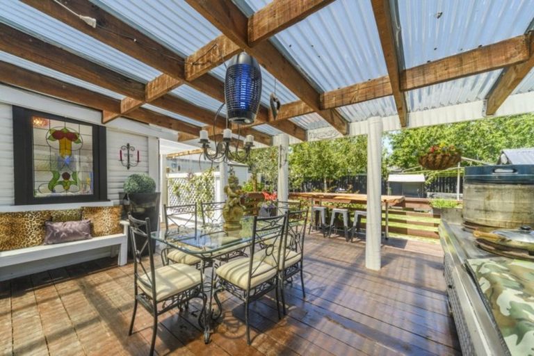 Photo of property in 320 Featherston Street, Palmerston North, 4410