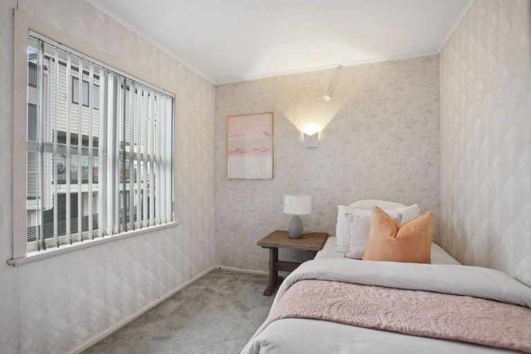 Photo of property in 16 Sylvan Crescent, Te Atatu South, Auckland, 0610