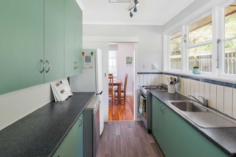 Photo of property in 102 Ruskin Road, Newlands, Wellington, 6037