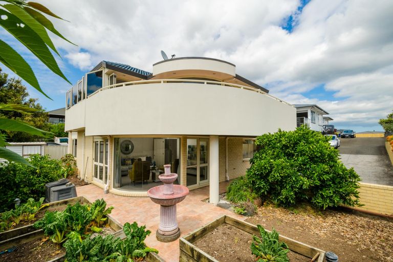 Photo of property in 1/213 Te Atatu Road, Te Atatu South, Auckland, 0610