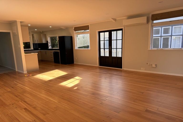 Photo of property in 26 Ngaio Road, Kelburn, Wellington, 6012