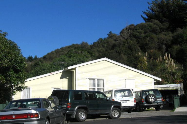 Photo of property in 5 Waipuna Grove, Stokes Valley, Lower Hutt, 5019
