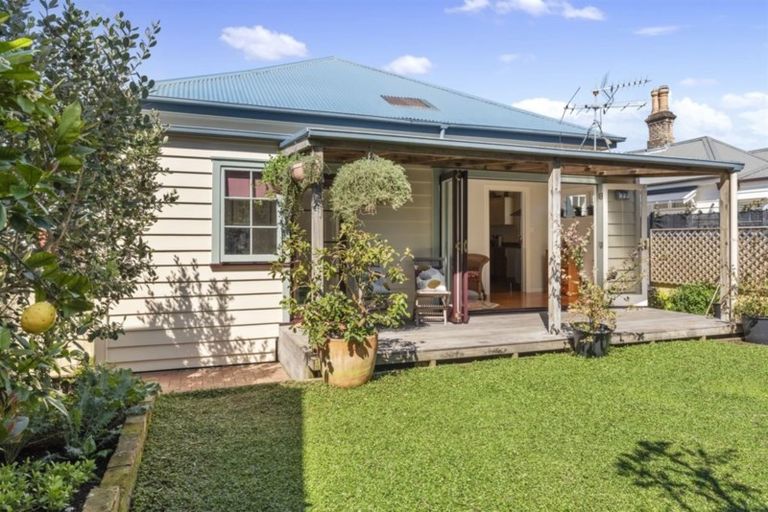 Photo of property in 5 St Aubyn Street, Devonport, Auckland, 0624