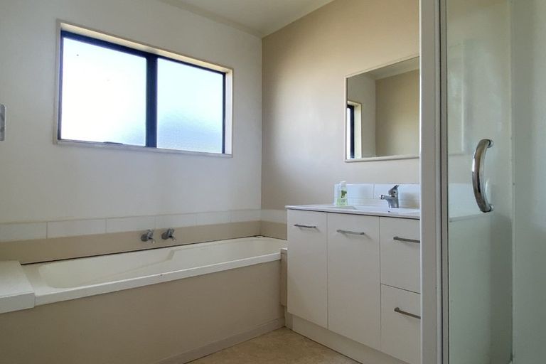 Photo of property in 2/30 Cockayne Crescent, Sunnynook, Auckland, 0620