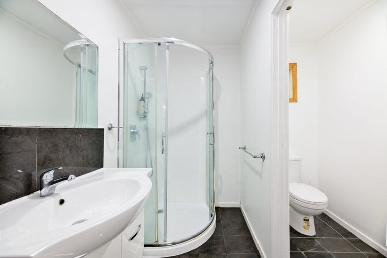 Photo of property in 82 Kelman Road, Kelston, Auckland, 0602