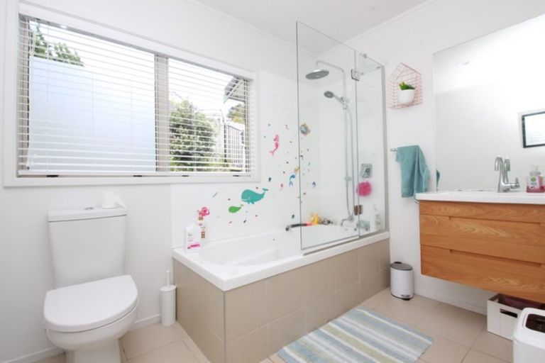 Photo of property in 25 Esther Place, Red Beach, 0932