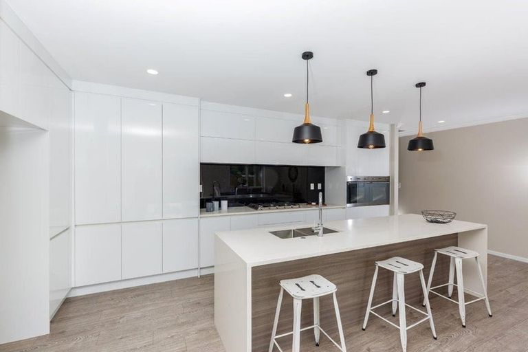 Photo of property in 18 Syd Grant Crescent, Orewa, 0931