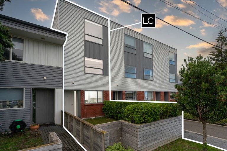 Photo of property in 13/2 Stone Street, Miramar, Wellington, 6022